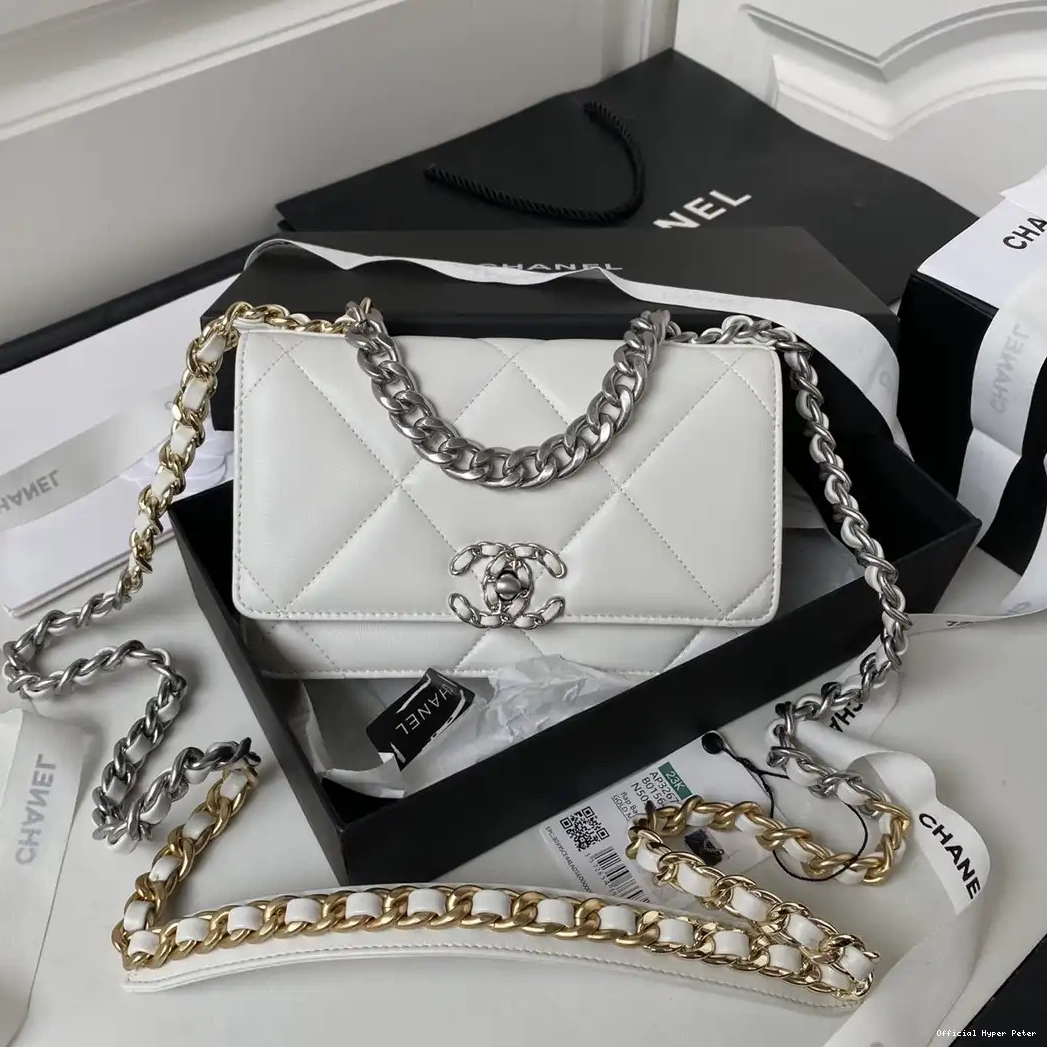 Hyper Peter ON 19 CHAIN CHANEL WALLET 0525